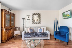 TV - Luminous apartment with balcony near Canal Saint-Martin (Paris)
