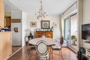 Dining - Luminous apartment with balcony near Canal Saint-Martin (Paris)