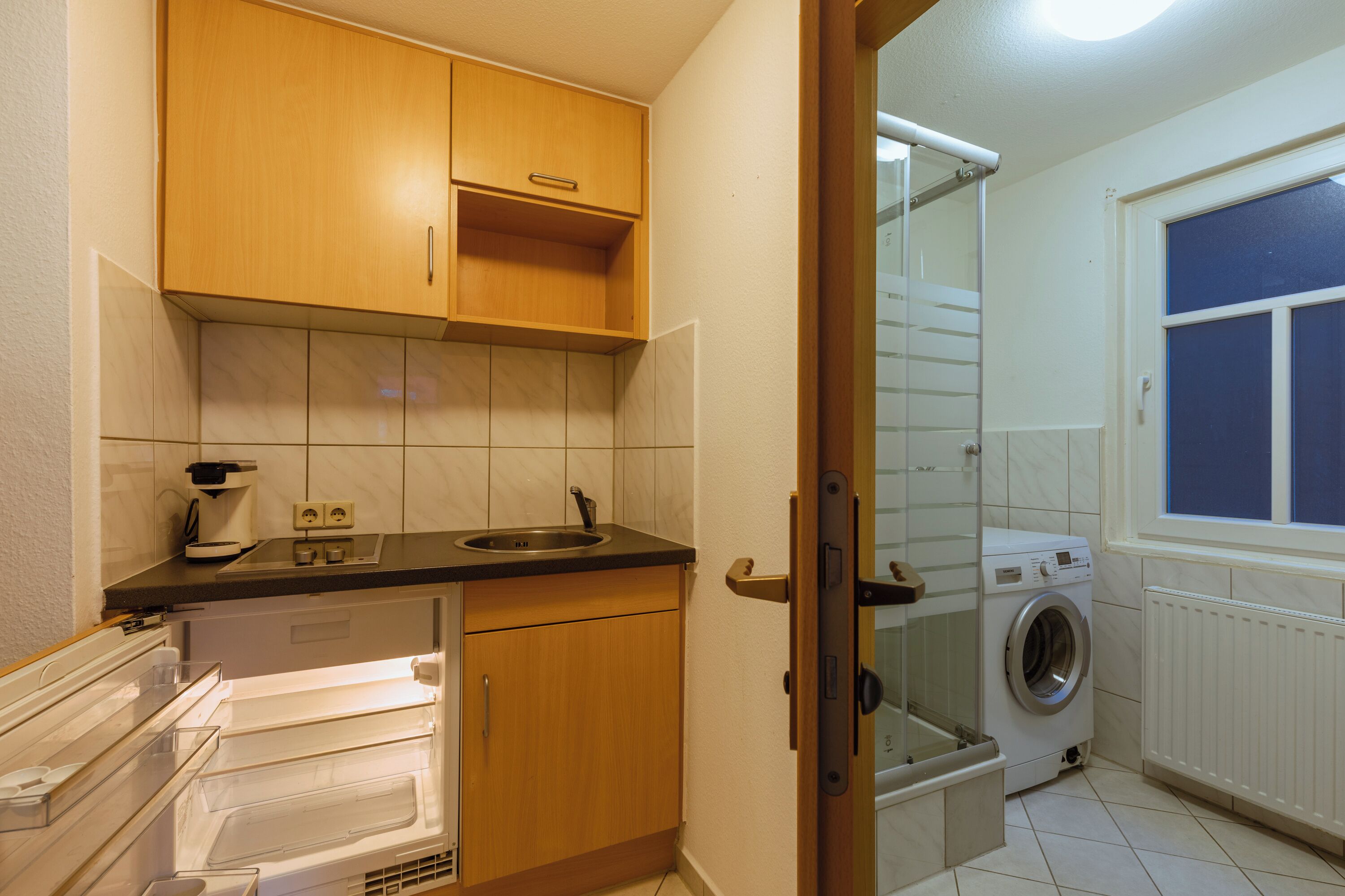 Kühlschrank, Mikrowelle, Wasserkocher mit Kaffee-/Teezubehör