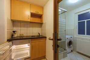 Fridge, microwave, coffee/tea maker, electric kettle - Welcoming 3-bedroom apartment in vibrant Stuttgart neighborhood (Stuttgart)