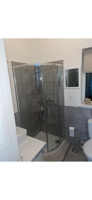 Shower, hair dryer, towels, soap - Sage Home

A home away from home (Denton)