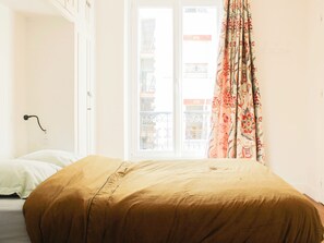 1 bedroom, WiFi, bed sheets - Sunny Renovated Stay in the Heart of Paris (Paris)