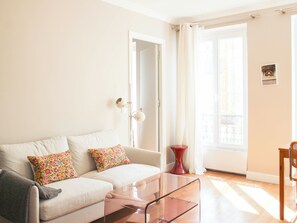 Living area - Sunny Renovated Stay in the Heart of Paris (Paris)