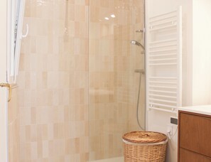Hair dryer, towels - Sunny Renovated Stay in the Heart of Paris (Paris)