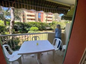 Outdoor dining - Air-conditioned studio with balcony in St-Raphaël (Saint-Raphaël)