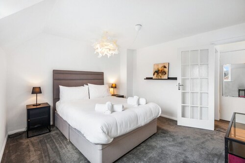 Central Horsham 5BR Home | Parking | Pets Allowed