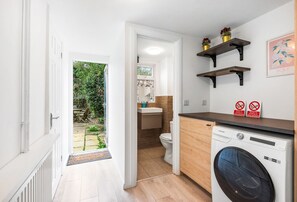 Bathroom - Central Horsham 5BR Home | Parking | Pets Allowed (West Sussex)