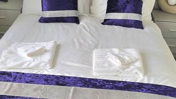 2 bedrooms, desk, iron/ironing board, WiFi