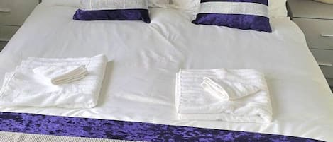 2 bedrooms, desk, iron/ironing board, WiFi