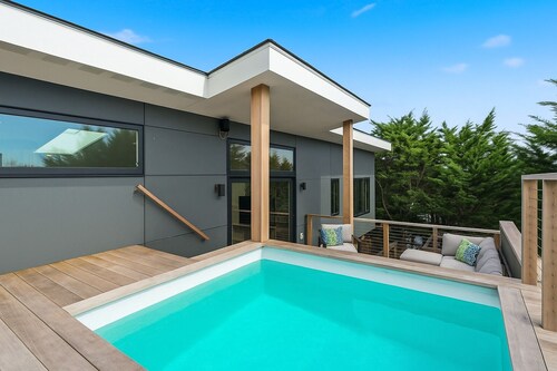 Beautiful home located in OBP. Located on a beach block. Great home when visiting the island, all the amenities included.