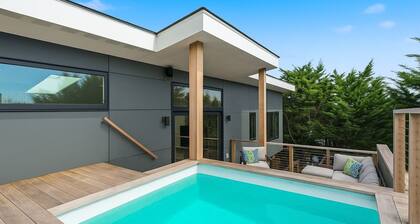 Beautiful home located in OBP. Located on a beach block. Great home when visiting the island, all the amenities included.