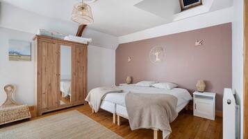 3 bedrooms, iron/ironing board, bed sheets