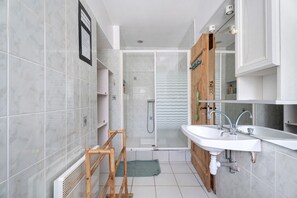 Shower, hair dryer, towels