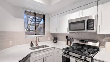 Deluxe Apartment, 3 Bedrooms, Balcony | Private kitchen
