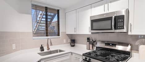 Deluxe Apartment, 3 Bedrooms, Balcony | Private kitchen