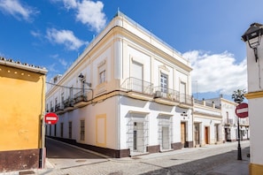 Un edificio blanco con balcones y un cartel de 'no admitidos'.