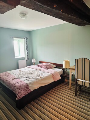 3 bedrooms, free WiFi, bed sheets - Gîte du Alchimiste on the Château de Dompierre estate (Dompierre-les-Églises)