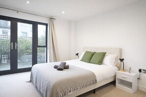 2 bedrooms, desk, iron/ironing board, travel cot - Stylish Garden Flat with Parking I Family friendly I 20min to Central London (Bromley)