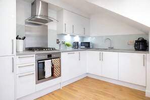 Fridge, microwave, oven, stovetop - Stylish Garden Flat with Parking I Family friendly I 20min to Central London (Bromley)