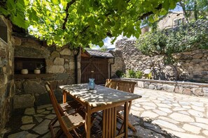 Outdoor dining - SOL i NEU Stone House & Fireplace by CaLQuEROL (Latour-de-Carol)