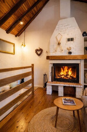 Interior - SOL i NEU Stone House & Fireplace by CaLQuEROL (Latour-de-Carol)