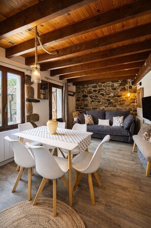 Dining - SOL i NEU Stone House & Fireplace by CaLQuEROL (Latour-de-Carol)