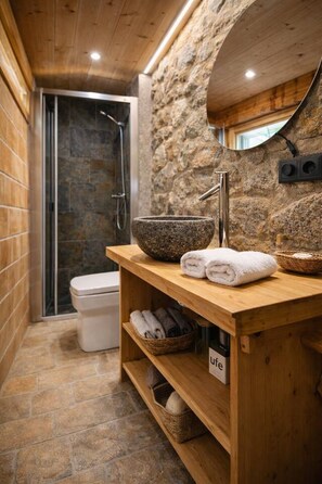 Bathroom - SOL i NEU Stone House & Fireplace by CaLQuEROL (Latour-de-Carol)