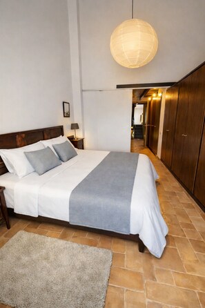 4 bedrooms, desk, travel cot, WiFi - Cal Mestrico casa rural by CalQueROL (Vilada)