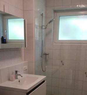 Shower, hair dryer, towels - Holiday Home 'Ferienhaus Roman' with Balcony (Mitterstoder)