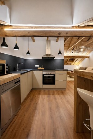 Refrigerador, microondas y comedor 