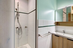 Douche, serviettes fournies