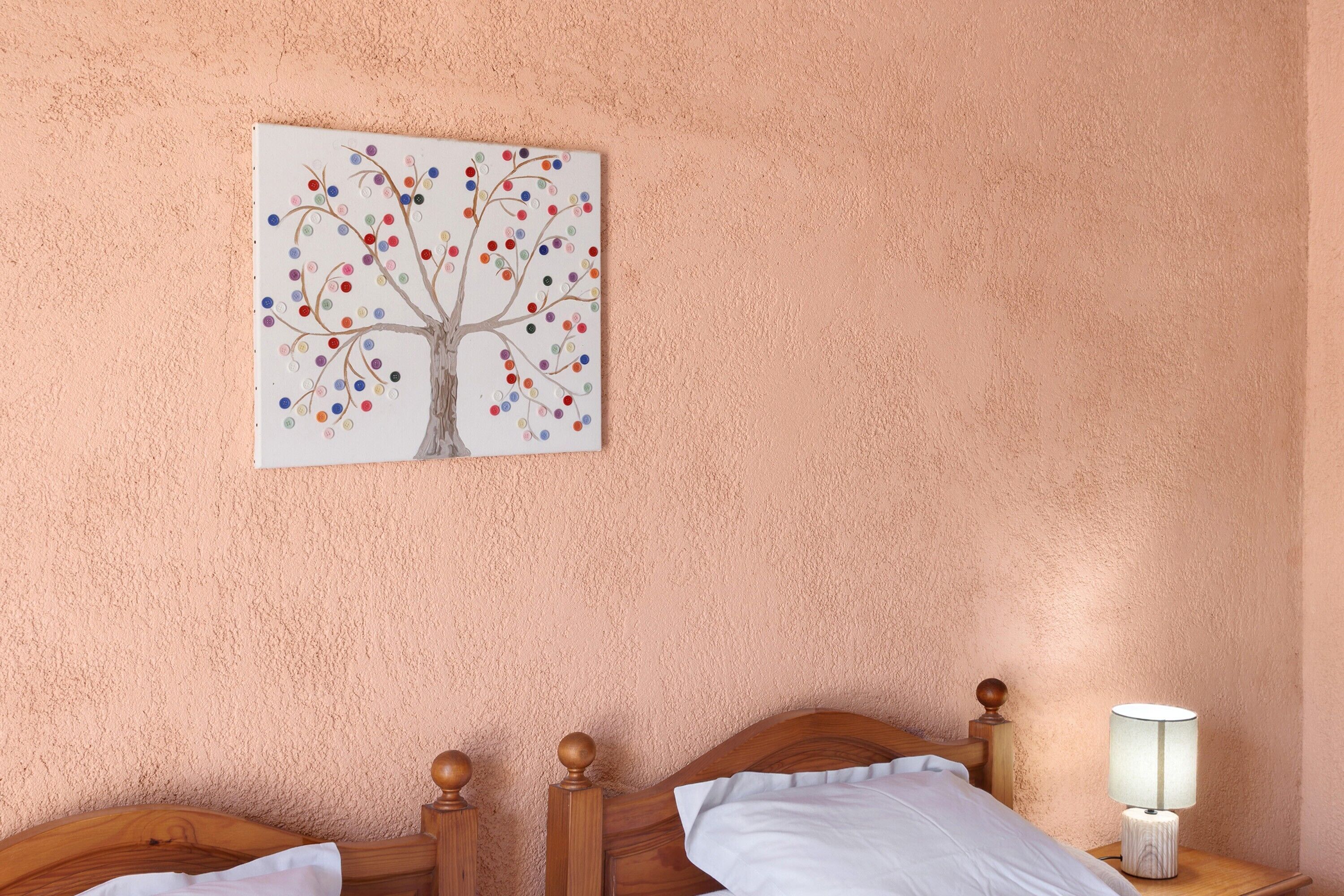 Quarto com cama de madeira, mesa de cabeceira com abajur e parede com textura.