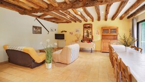 Un salon avec un canapé, une table et un meuble en bois.