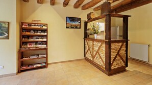 Une pièce avec une bibliothèque en bois, un comptoir en pierre et un tableau encadré accroché au mur.