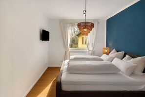 4 bedrooms, iron/ironing board, WiFi, bed sheets