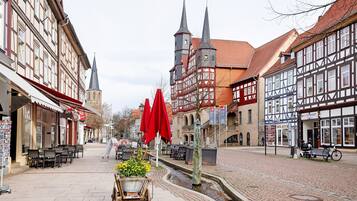 Eine Kopfsteinpflasterstraße mit traditionellen Fachwerkhäusern, Außenbestuhlung und einem Kanal.