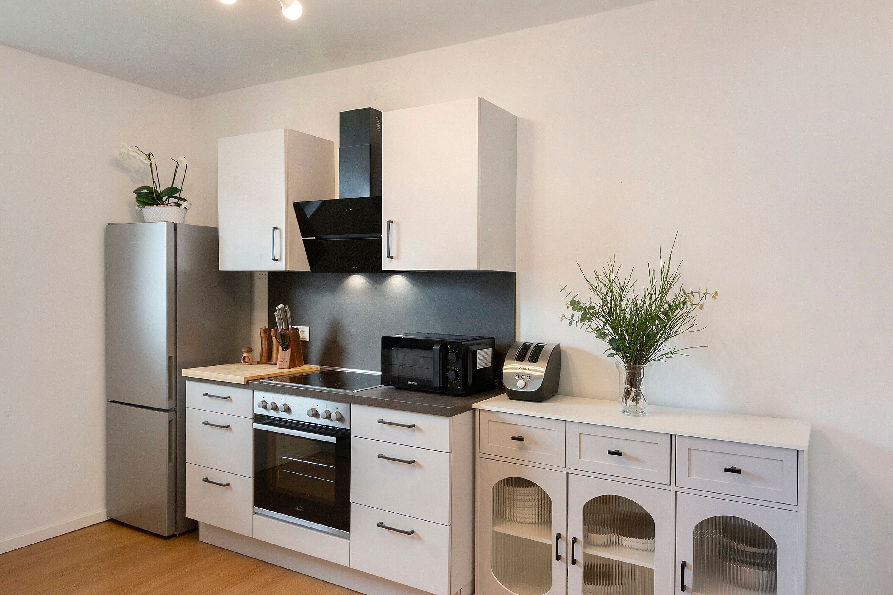 Kühlschrank, Ofen, Geschirrspüler, Wasserkocher mit Kaffee-/Teezubehör