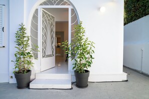 Exterior detail - Seclusion, Privacy and 2 bedroom Luxury in Glyfada (Glifada)