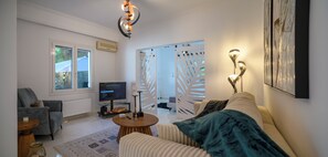 Smart TV - Seclusion, Privacy and 2 bedroom Luxury in Glyfada (Glifada)