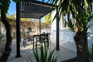 Outdoor dining - Seclusion, Privacy and 2 bedroom Luxury in Glyfada (Glifada)
