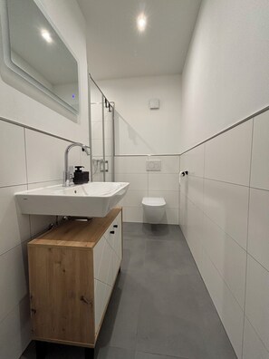Bathroom - Vrbo Property (Lübbecke)