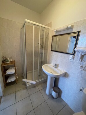 Family Room, Private Bathroom | Bathroom - le relais de mantelot (Chatillon-Sur-Loire)