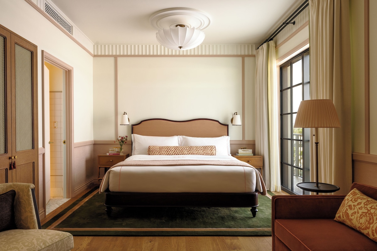 Minibar, in-room safe, blackout drapes, WiFi (free)