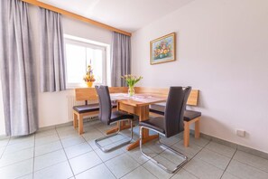 Dining - Apartment 'Isabelle' with Lake View, Shared Terrace and Wi-Fi (Presseggersee)