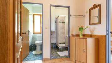 Dusche, Haartrockner, Handtücher