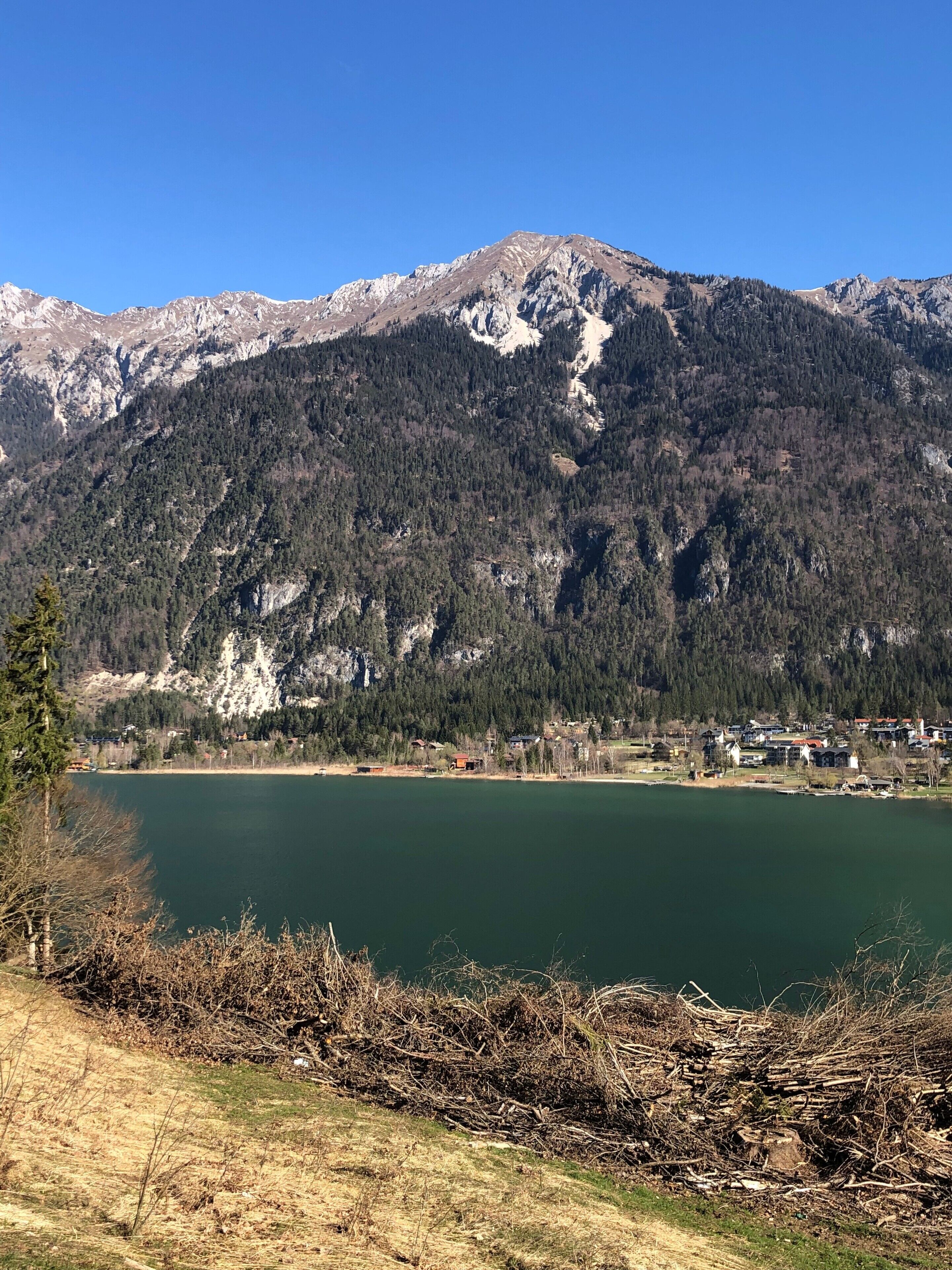 Un paysage de montagne avec un lac et un petit village.