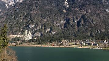 Un paysage de montagne avec un lac et un petit village.