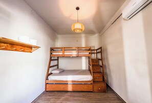 5 bedrooms, WiFi, bed sheets - San Blas Beach House 5 min El Tunco & Port (La Libertad)