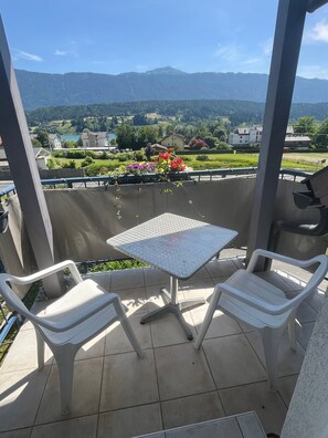 Outdoor dining - Apartment 'Isabelle Sky' with Lake View, Shared Garden and Wi-Fi (Presseggersee)