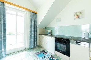 Private kitchen - Apartment 'Isabelle Sky' with Lake View, Shared Garden and Wi-Fi (Presseggersee)